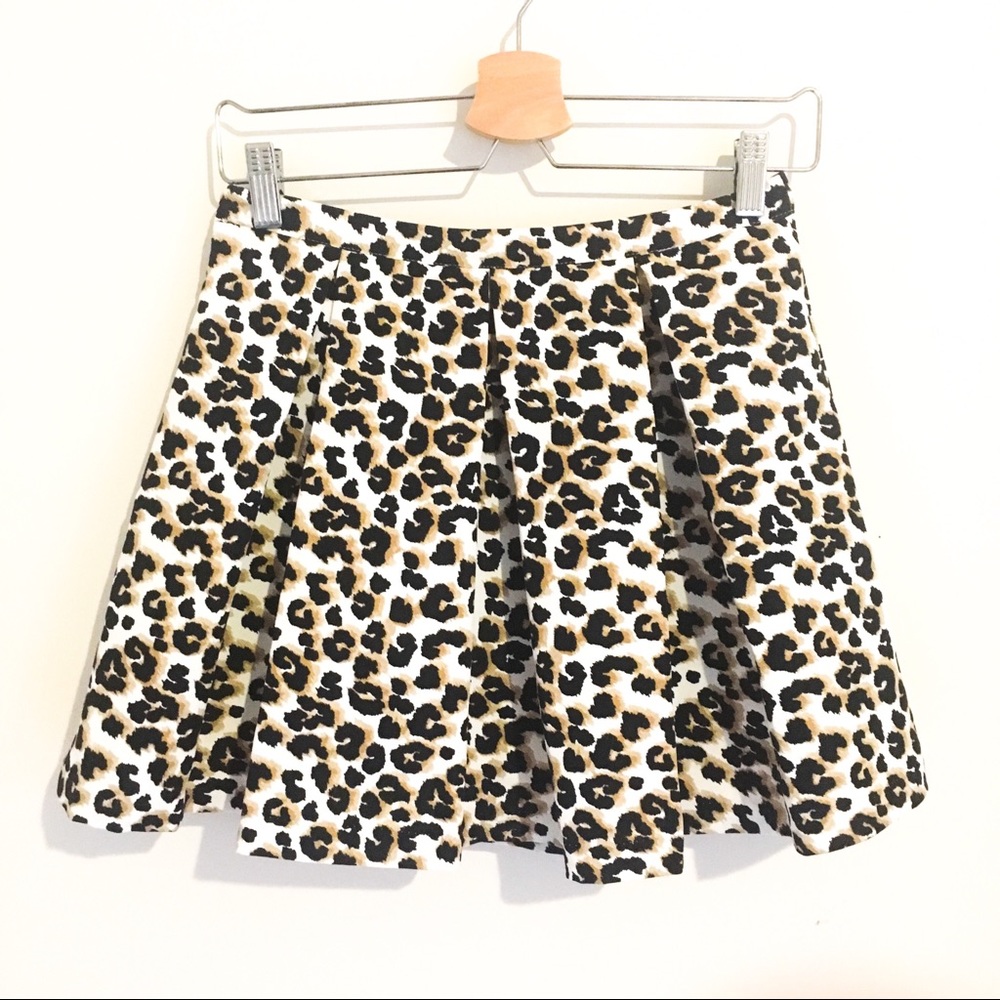 Forever 21 cream leopard print pleated skirt